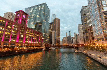 Naklejka premium Chicago river downtown buildings skyline