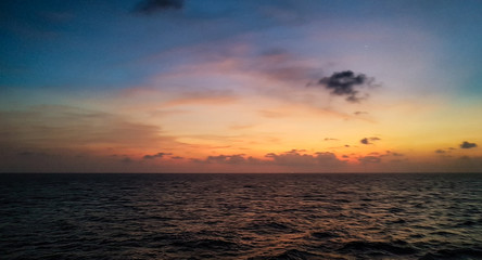 Fototapeta na wymiar The evening sky in the sea has a horizon.