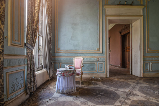 Chaise rose avec une table dans un vieux château style baroque 