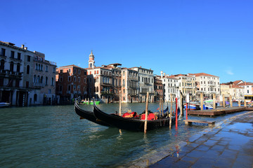 Fototapeta na wymiar the gondolas on the Grand Canal, in the Rialto district, Venice