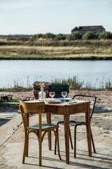 Apéritif dans les marais salants île de Ré