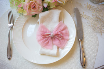 romantic table setting for a wedding