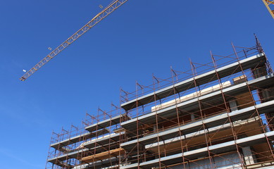 Cantiere edile - gru e ponteggio