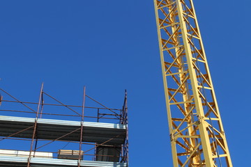 Cantiere edile - gru e ponteggio