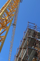 Cantiere edile - gru e ponteggio