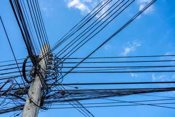 Electric wires in the city that were installed in an orderly fashion, with a backdrop of blue skies