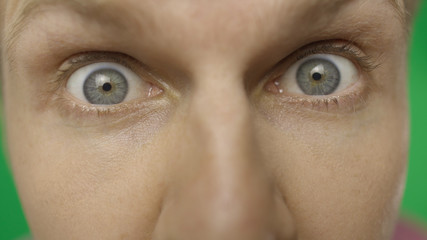 Obraz premium Close-up of a surprised emotional man with blue eyes looking into the camera