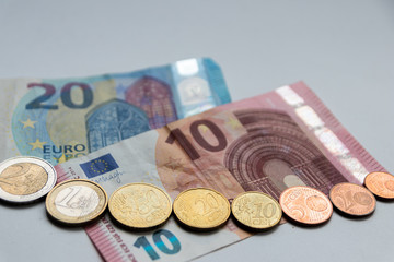 Euro-Bargeld mit 20 Euro, 10 Euro, 2 Euro, 1 Euro, 50 Cent, 20 Cent, 10 Cent, 5 Cent, 2 Cent und 1 Cent zeigt Zahlungsmittel in Europa