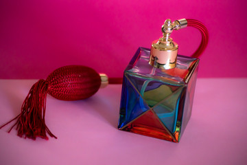 Botella de cristal de colores para perfume con atomizador