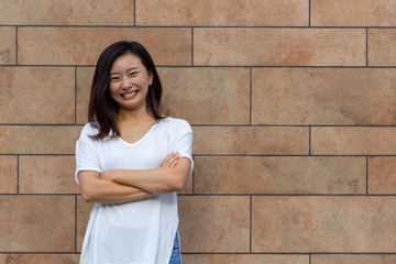 Chica sobre pared de rectángulos