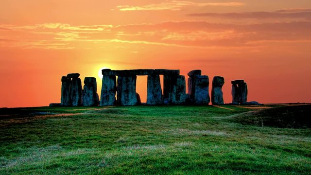 sunset over the stones of Stonehenge, the sun is moving rapidly across the sky, summer evening Timelapse Sunset 4K