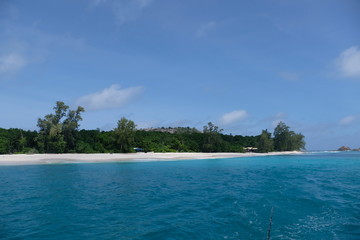 Fototapeta premium Seychelles' paradise baches as seen from the boat