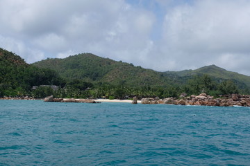 Fototapeta na wymiar Beautiful coastine of the Seychelles