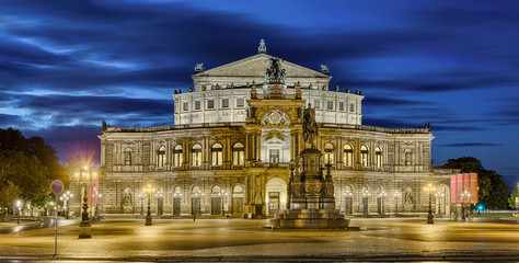 Fototapeta na wymiar Semperoper Dresden beleuchtet Panorama
