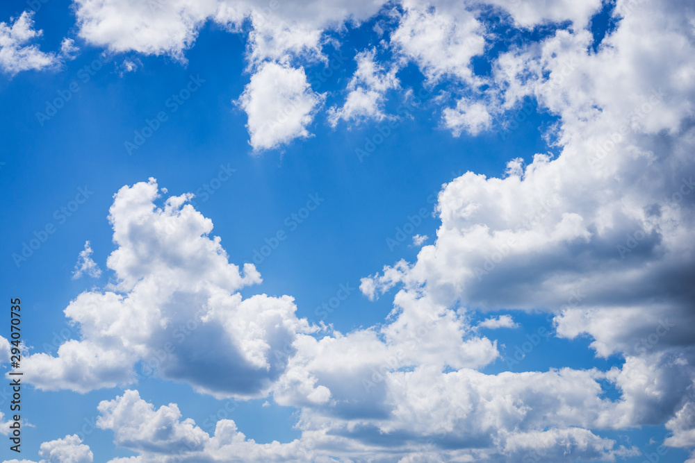 Poster Dramatic cloudscape of big white clouds in sky during daytime