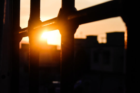 El atardecer entrando por la rendija