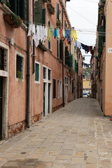 Fototapeta na wymiar Narrow street with colorful houses in the city of Venice
