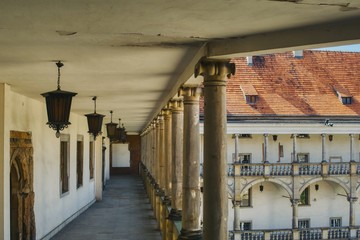 przykład perspektywy na zamku renesansowym w Brzegu, rząd kolumn i lamp - obrazy, fototapety, plakaty