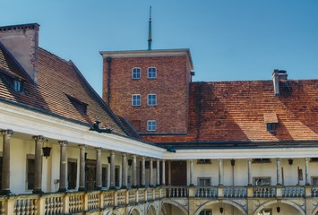 Renesansowy zamek w Brzegu na Śląsku, widok na dach zamku wieże i krużganki z kolumnami i balaskami © Jarek Witkowski