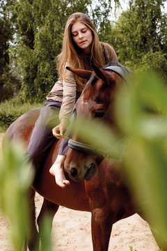 photo wild horsewoman riding a horse bareback