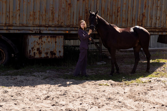 photo woman in a suit and her horse