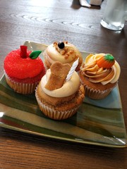 cupcakes with cream and strawberries