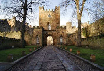 Obraz premium Durham Castle University Entrance with Road towards Great Gate