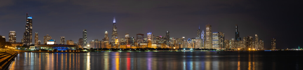 Obraz premium Chicago w nocy panoramę budynków w centrum miasta