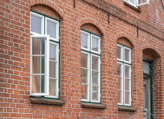 Alte fenster eines Hauses mit Fassade aus Backsteien