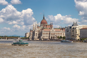 Obraz premium The Hungarian Parliament Building on the bank of the Danube in Budapest