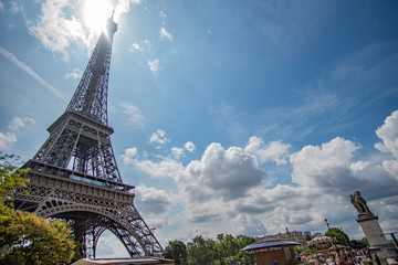 Fototapeta premium eiffel tower in paris in the sun
