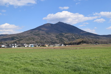 筑波山 ／ 日本百名山、日本百景、関東の富士見百景、日本の地質百選に選定されている、標高877mの筑波山です。男体山と女体山の２つの峰を持ち、古くから信仰の山として栄えてきました。