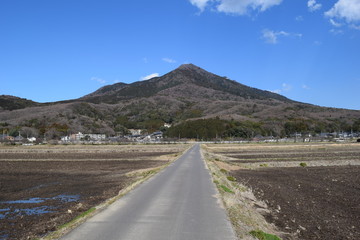 筑波山 ／ 日本百名山、日本百景、関東の富士見百景、日本の地質百選に選定されている、標高877mの筑波山です。男体山と女体山の２つの峰を持ち、古くから信仰の山として栄えてきました。