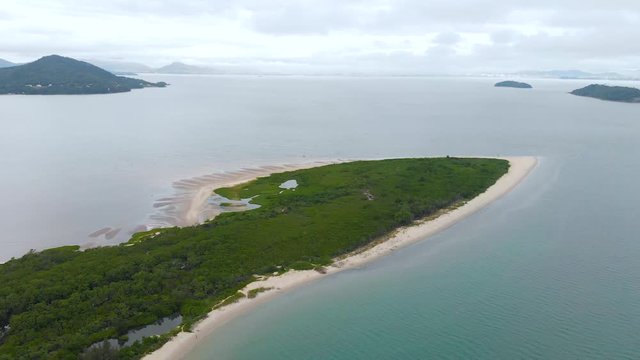 Pontal da Daniela beach, Hills, Cottages, Atlantic ocean (Florianopolis, Brazil)