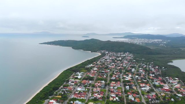Pontal da Daniela beach, Hills, Cottages, Atlantic ocean (Florianopolis, Brazil)