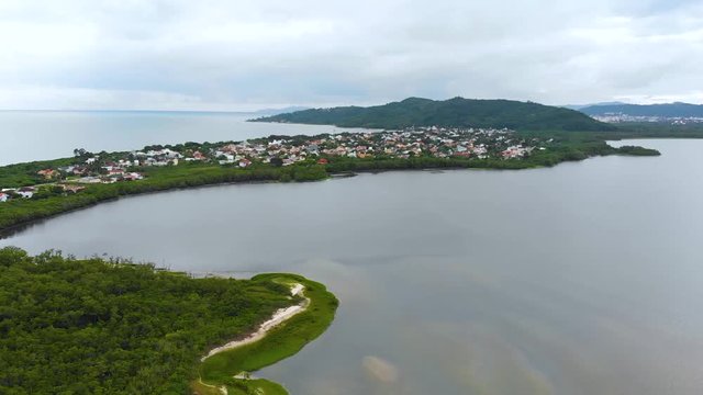 Pontal da Daniela beach, Hills, Cottages, Atlantic ocean (Florianopolis, Brazil)