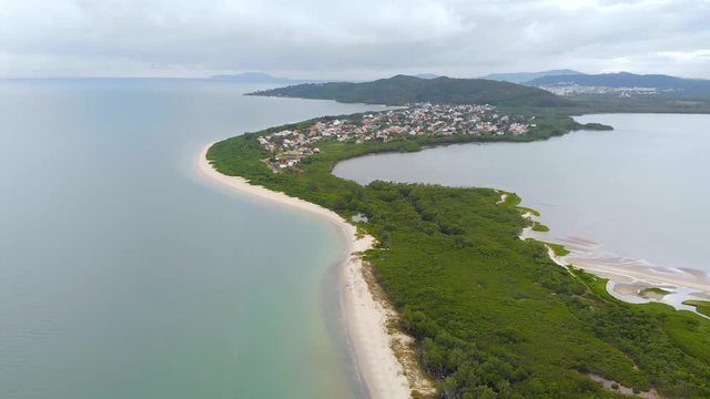 Pontal da Daniela beach, Hills, Cottages, Atlantic ocean (Florianopolis, Brazil)