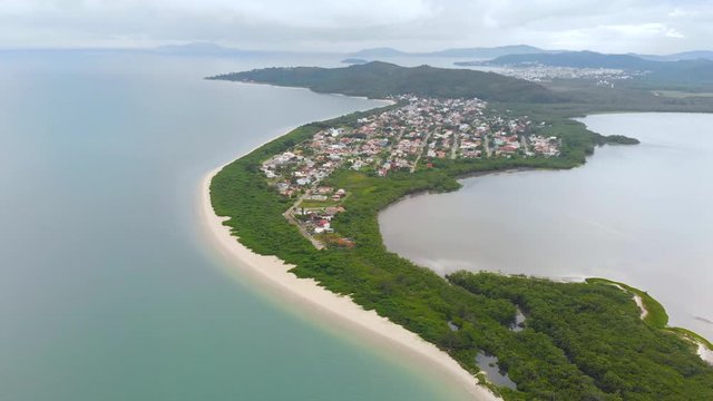 Pontal da Daniela beach, Hills, Cottages, Atlantic ocean (Florianopolis, Brazil)