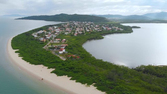 Pontal da Daniela beach, Hills, Cottages, Atlantic ocean (Florianopolis, Brazil)