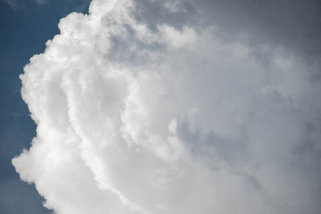nube sobre cielo despejado