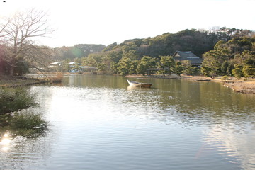 横浜三溪園の池に浮かぶ小舟