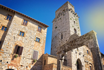 Fototapeta na wymiar Square in the medieval town of San Gimignano - Tuscany Italy