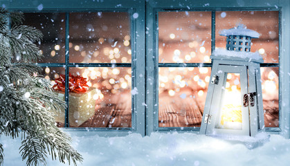 Stimmungvolles Weihnachtsfenster mit Laterne und Schneefall