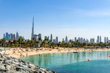 Foto auf Acrylglas Strand in Dubai mit Menschen und Wolkenkratzern im Hintergrund © Bernadett