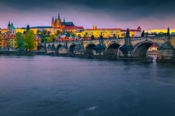 Obraz premium Spectacular medieval stone Charles bridge and castle Prague, Czech Republic