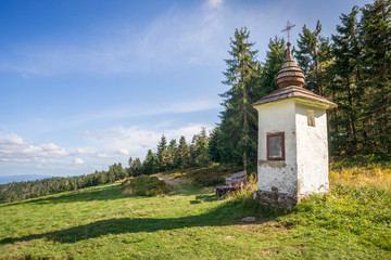 Kapliczka Bulandy na Jaworzynie Kamienickiej w Gorcach © Piotr Szpakowski