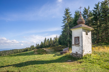 Kapliczka Bulandy na Jaworzynie Kamienickiej w Gorcach © Piotr Szpakowski