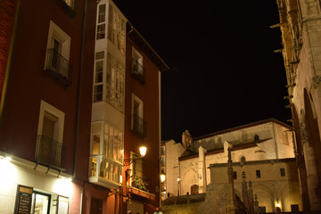Casco histórico por la noche de Burgos, España.