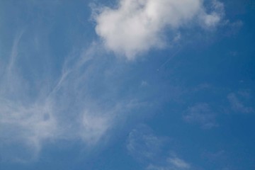 小さな飛行機雲の見える青空