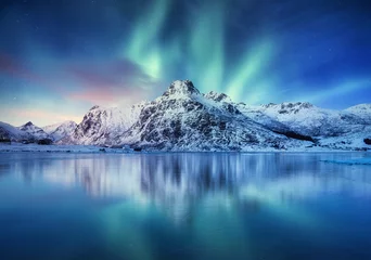 Küchenrückwand glas motiv Nordlichter Aurora Borealis, Lofoten, Norwegen. Nichts Licht, Berge und gefrorenes Meer. Winterlandschaft zur Nachtzeit. Norwegen reisen - Bild